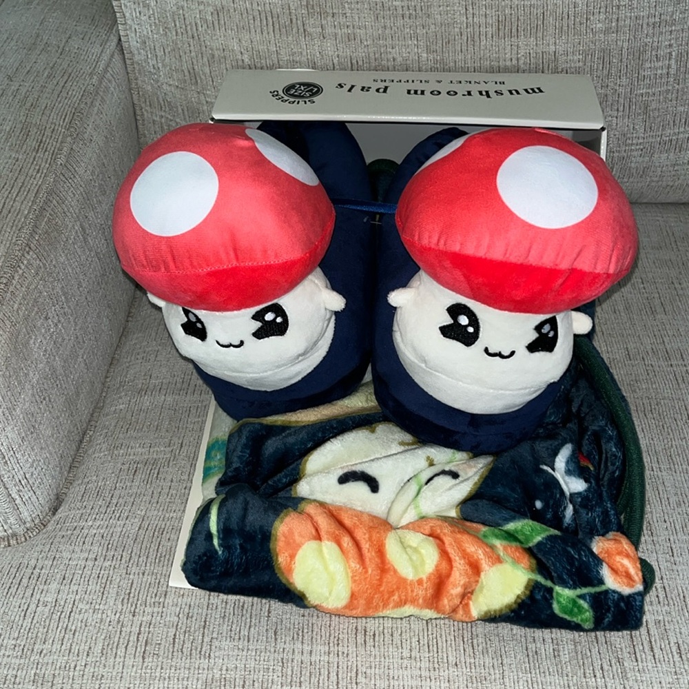 Mens Mushroom pals slippers and blanket gift set
